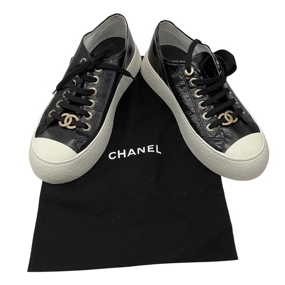 CHANEL BLACK 2024 CC LOGO PATENT CALFSKIN LEATHER LOW TOP SNEAKERS - Picture 10 of 10